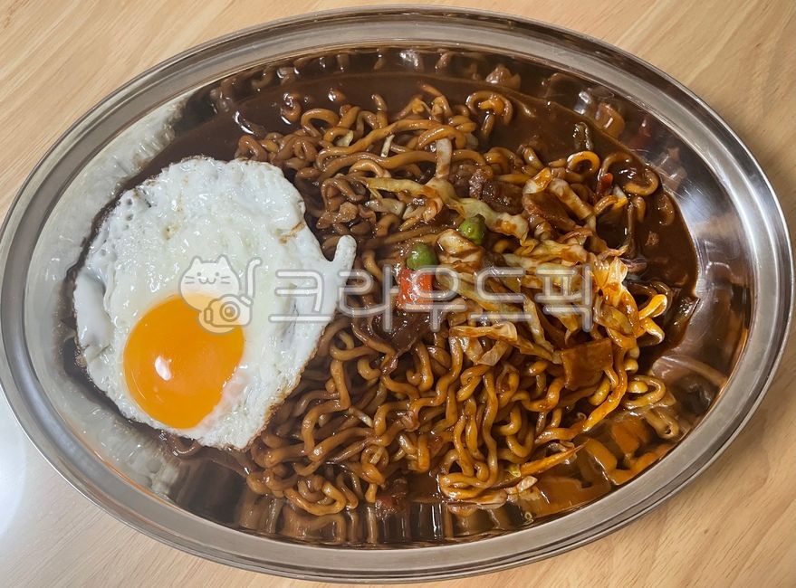 noodle dish,fried egg,softboiled,egg,Jjajang,noodles,cook,convenience food,Chapagetti,fry,food,meal,Jajangmyeon,dish,ingredients,cooking,mukbang