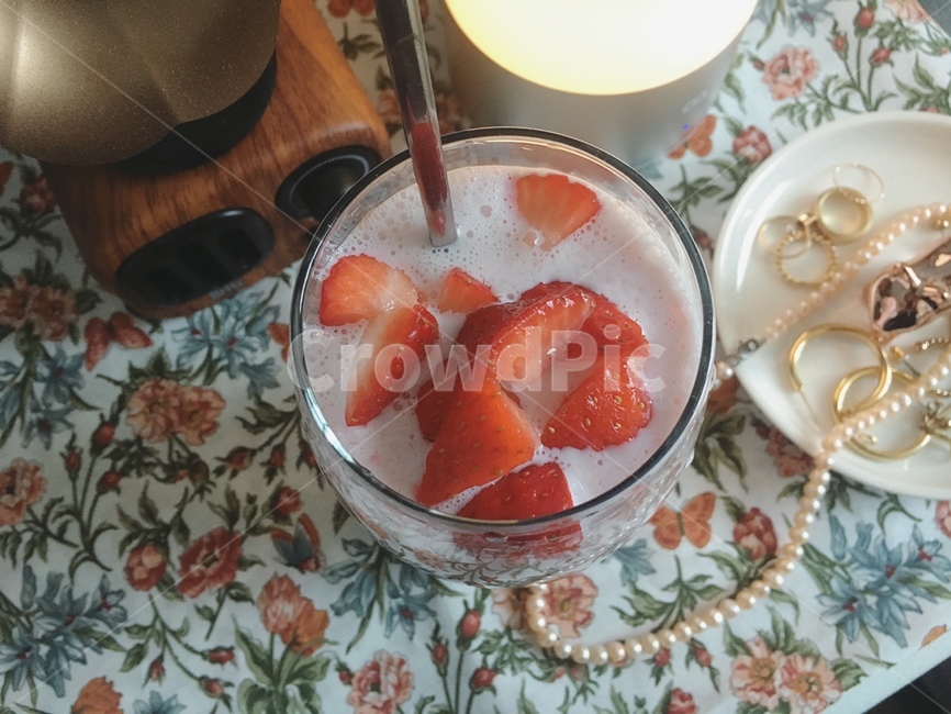 홈카페,생딸기우유,생딸기라떼,감성,항공샷,homecafe,strawberrylatte,음료,감성사진,딸기우유,딸기라떼