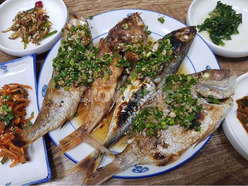 생선구이,생선,생선꼬리,밥,식당,음식,food,음식,식재료,요리,food,cook,meal,dishes,food reserves,한식,한국음식,한국요리,korean food,korean dishes,korean meal,korean cook