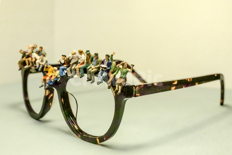 사람,사람들,휴식,안경,앉아있는사람들,공존,함께,공익,자유,미니어처,miniature,people,human,man,person,glasses,rest,사물,물건,오브젝트,thing,object,matter,연출,컨셉,콘셉,direction,concept