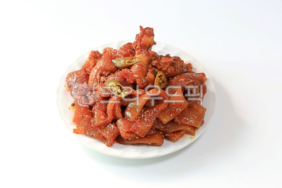 돼지족발,돼지껍질,족발,음식,요리,매콤한,접시,고추,고기,껍질,돼지고기,육류,족발무침,참깨,양념,술안주,미니족발,돼지껍데기,뼈,뼈다귀,삶은돼지고기,고기음식,고기요리,돼지,야식,미식가
