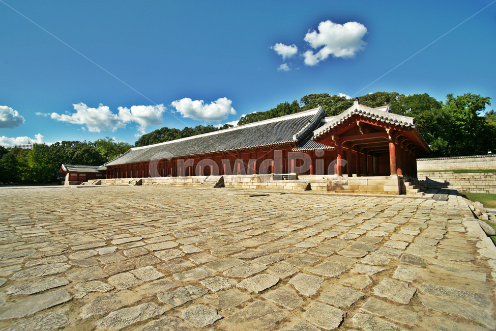 정전,종묘,세계유산,국보제227호,유교,조선왕조,월대,신주,고건축,건축미,단순미,푸른하늘,구름,한국전통,한국문화,korean traditional,korean culture,건축물,건물외관,exterior,building,structure,architecture,construction