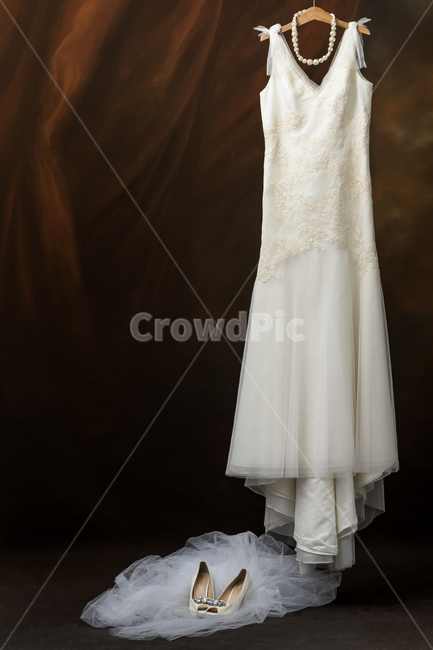 eveningdress,gown,겉옷,robe,신랑,신부,파티,결혼,결혼식,의식,행사,레이스,유행,의류,apparel,이브닝드레스,축하,웨딩드레스,wedding,weddingdress,진주목걸이,웨딩슈즈,celebrate,하이힐,기념,옷,clothing,fashion,의복,event,groom,bride,결혼,혼례,웨딩,wedding,marriage,marry