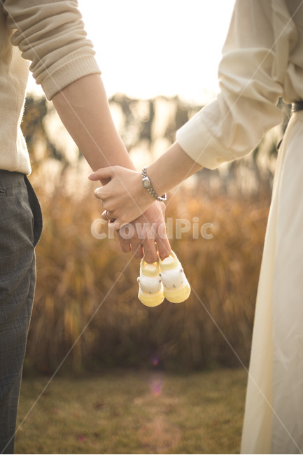 hand,손,출산,손을잡고,holdinghands,만삭,결혼,임신,미래,행복,사랑,아기신발,아기양말,약속,육아,pregnant,baby,babyshoes,love,promise,future,사람,인물,인간,human,person,연인,커플,사랑,lover,couple,가족,패밀리,family