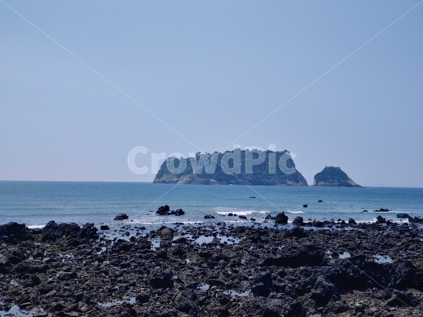 섬,바다,해안,바위,해변,sea,sky,cloud,blue,white,black,구름,그림자,비침,잔잔함,검은,island,물결,파도,waves