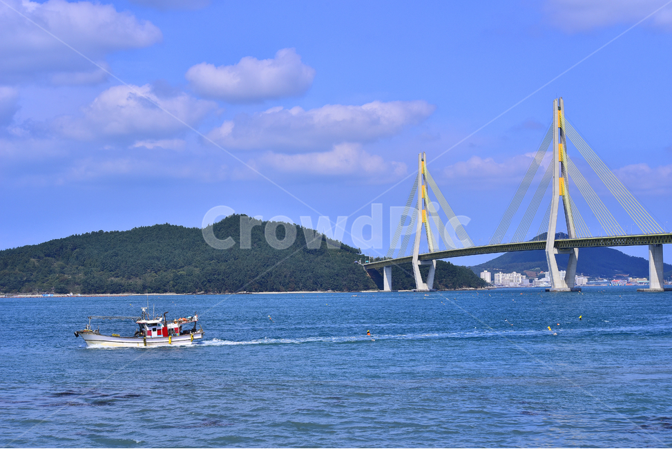 대교,다리,거금대교,연육교,선박,ocean,대양,sea,바다,nature,자연,outdoors,watercraft,땅,land,물,water,해안선,island,구조물,건축물,사장교,어업,맑은날,물결,파랑색,푸른바다,배경,바탕,풍경,야외,옥외,아웃도어,outdoor,어업,fishery,fishing industry