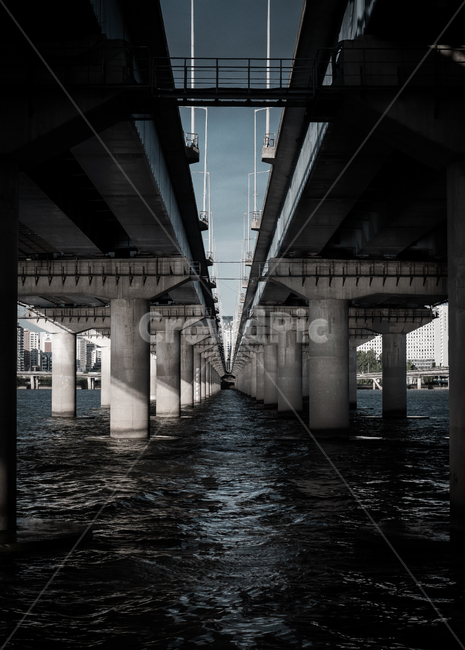 건물,한강,다리,대교,도시,한국,서울,bridge,korea,seoul,city,river,refletion,어두움,파도,물,중심,center,shadow,water,건축물,건물외관,exterior,building,structure,architecture,construction