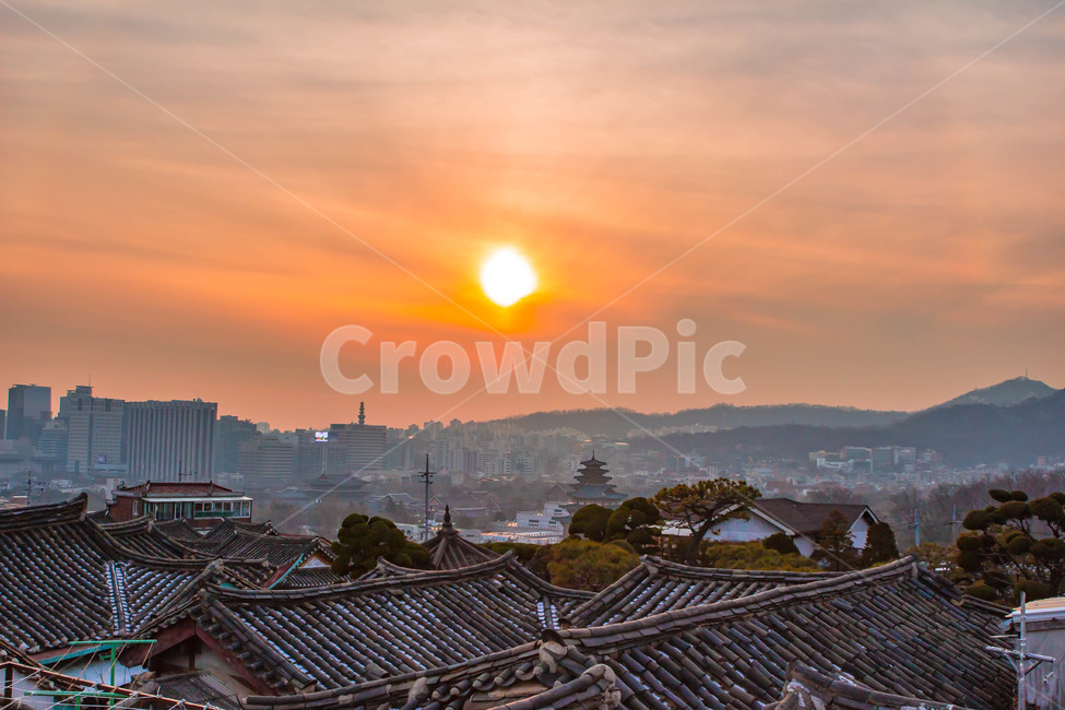 한옥마을,한옥지붕,한목마을일몰,일몰,석양,서울풍경지붕,도시,풍경,city,landscape,한국도시풍경,한국도시경관,korea cityscape,한국전통,한국문화,korean traditional,korean culture,건축물,건물외관,exterior,building,structure,architecture,construction,roof,지붕