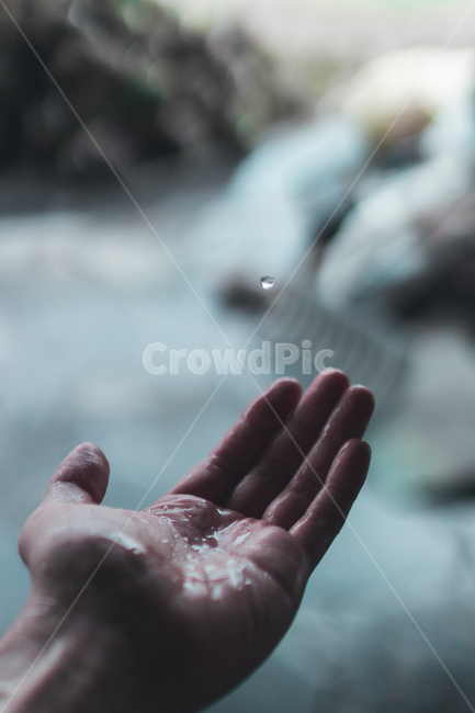 손,비,빗방울,물방울,손바닥,어둠,palm,hand,rain,raindrop,water,waterdrop,dark,사람,인물,인간,human,person,신체일부,몸,body,감성,sensible,feeling