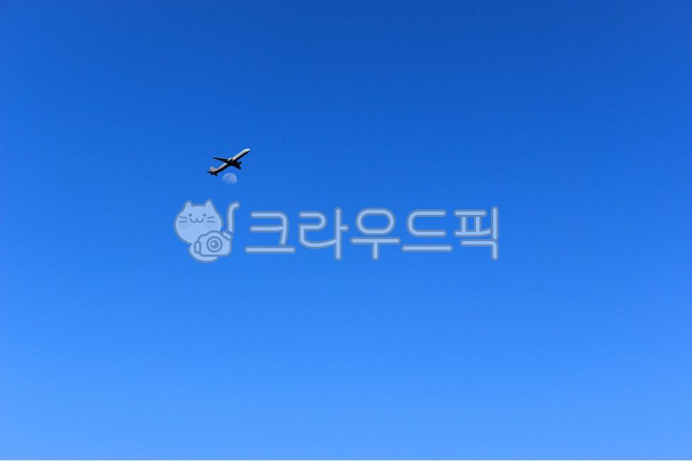 bluesky,cloud,beautiful,high,sight,weather,airliner,season,sky,skyblue,daytime moon,moon,background,transit,blue sky,flight,scenery,summer,vehicle,cumulus,Clear weather,takeoff,nature,aircraft,Material,transportation,outdoor,sunlight,outdoors,blue,airplan