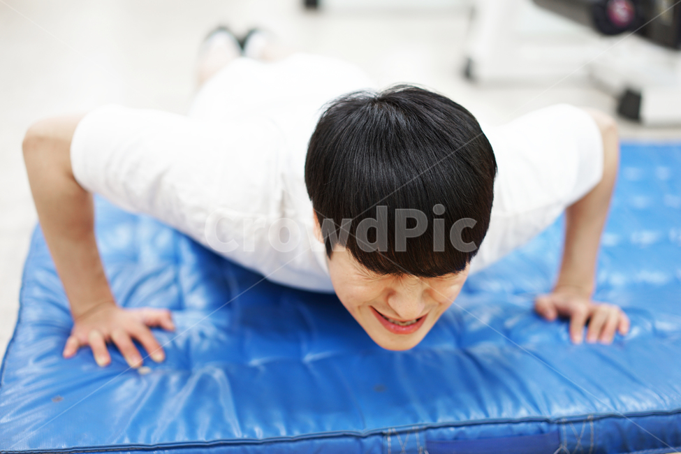 운동,남자,맨손체조,체조,스트레칭,체력단련,헬스,헬스장,자기관리,몸관리,팔굽혀펴기,트레이닝,남성,사람,인물,인간,human,person,얼굴표정,facial expression,face,남성,남자,man,male,감정표현,기분,feeling,emotion,건강,헬스웨어,헬스케어,healthware,health care
