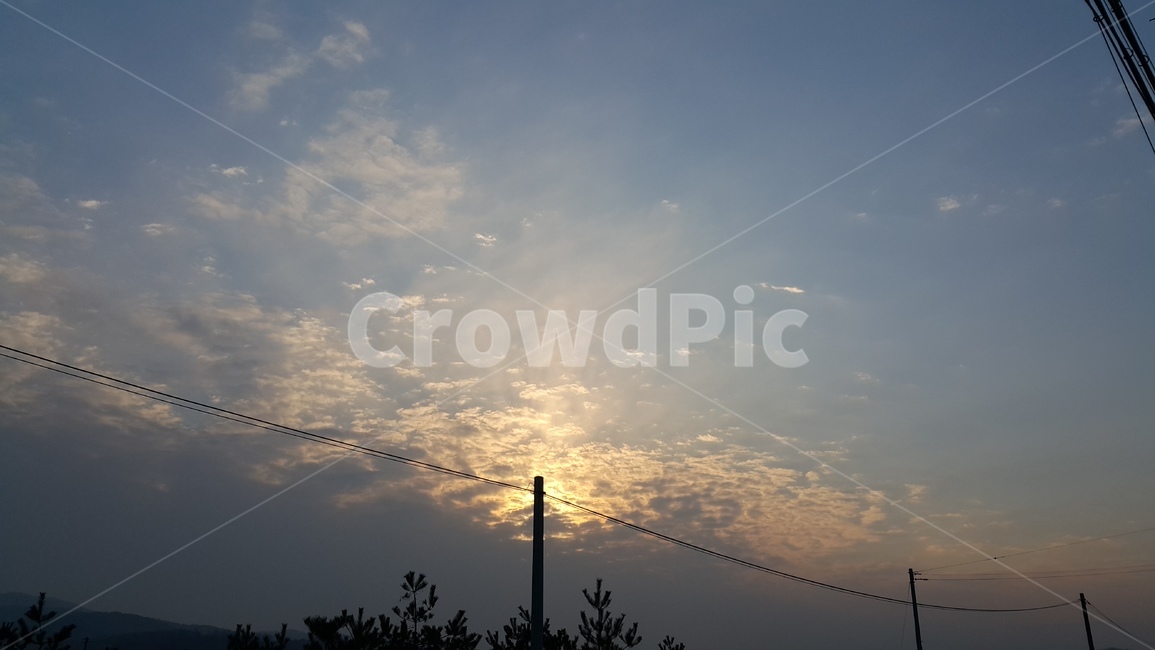 햇빛,하늘,구름,전봇대,전선,산