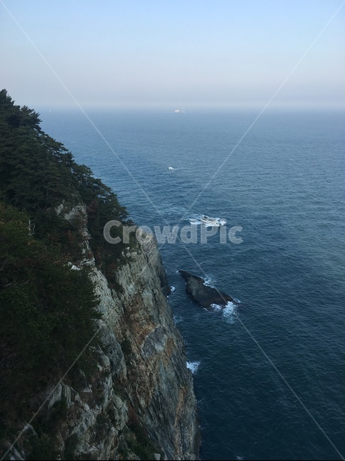 자연,하늘,바다,배,풍경,자연풍경,돌,절벽,파란하늘,파란바다,자연,풍경,nature,landscape,outdoors,옥외,cliff,낭떠러지,promontory,곶