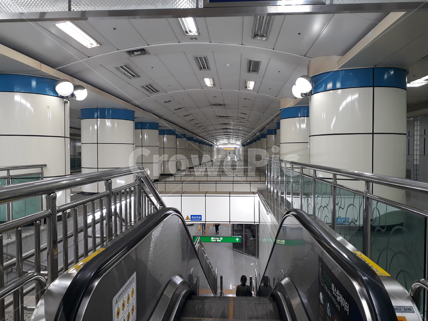 지하철,에스컬레이터,기둥,전등,subway,escalator,pillar,light