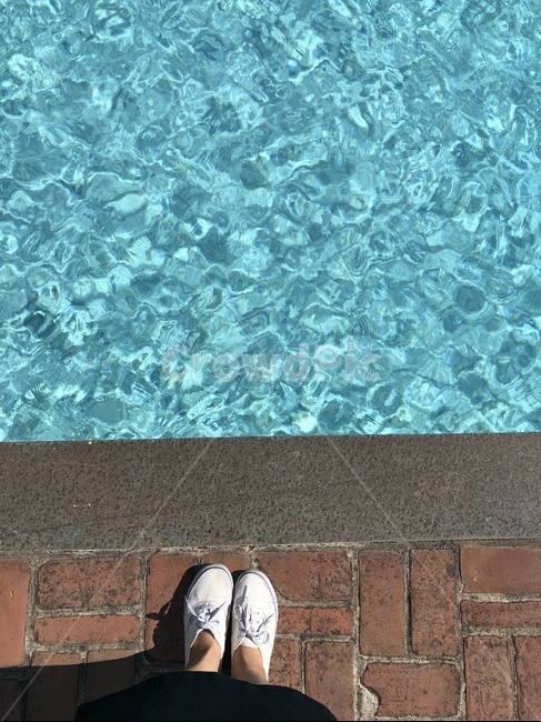 운동화,여행,수영장,버드아이,벽돌,컬러,물결,에메랄드,발,셀프,혼자,여름,swim,pool,pattern,concrete,emerald,vivid,color,blue,foot,feet,sneakers,vacation