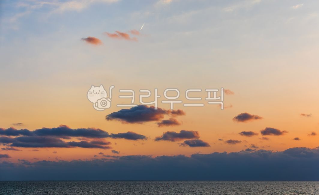 해질녘,바다,하늘,인공적인,비행기,구름,비행운,파란색,주황색,일몰,자연,수평선,날씨,야외,sea,sky,cloud,cumulus,weather,horizon,sunset,outdoors,nature,contrail