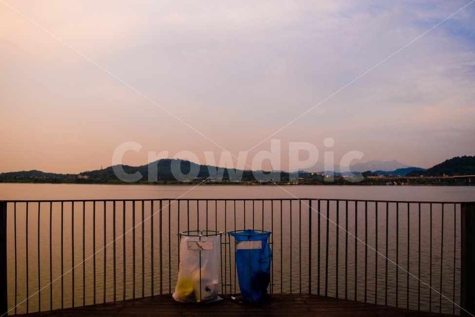 한강,쓰레기통,노을,하늘,강,저녁,대비,감성,구름,sunset,sky,hanRiver,river,trashcan,도시,풍경,city,landscape,감성,sensible,feeling