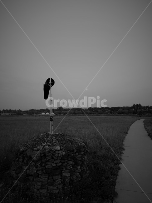 길,풍향계,anemoscope,road,흑백,모노톤,자연,풍경,nature,landscape,한국자연풍경,한국자연경관,korea nature landscape,흑백,모노톤,monochrome,black and white,ground,바닥