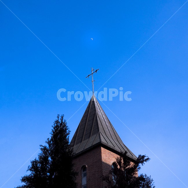 하늘,교회,달,낮,햇빛,건물,십자가,건축물,sky,church,moon,day,sun,building,cross,architecture,blue,종교,신앙,religion,belief,faith