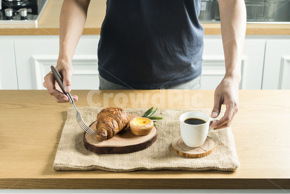 식사,음식,빵,브레드,주방,쿠킹,meal,bread,아침,런치,베이커리,부엌,식탁,food,밀가루음식,테이블웨어,나무,원목,wood,손,남자,hand,커피,coffee,morning,건강,웰빙,사람,인물,인간,human,person,신체일부,몸,body,음식,식재료,요리,food,cook,meal,dishes,food reserves,빵,bread,연출,컨셉,콘셉,direction,concept
