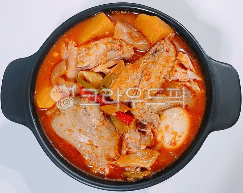 뚝배기닭볶음탕,닭도리탕,닭볶음탕,탕,국물,닭고기,닭요리,닭한마리,얼큰한,칼칼한,뚝배기,홍감자,감자,빨간감자,홍고추,고추,야채,채소,양파,삶은계란,삶은달걀,계란,달걀,움식,요리,식사,식재료,먹방,밥도둑,안주,술안주,dish,food,meal,cook,egg