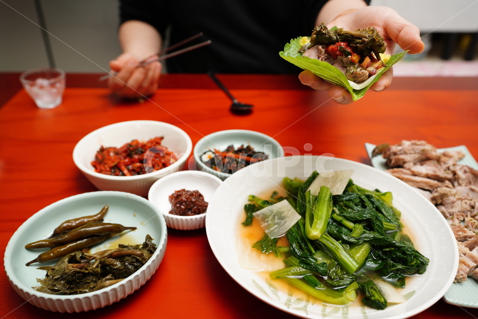 김치,한식,먹거리,반찬,채소,야채,food,집밥,person,사람,human,인간,쌈,고추,수육,보쌈,고기,음식,식재료,요리,food,cook,meal,dishes,food reserves