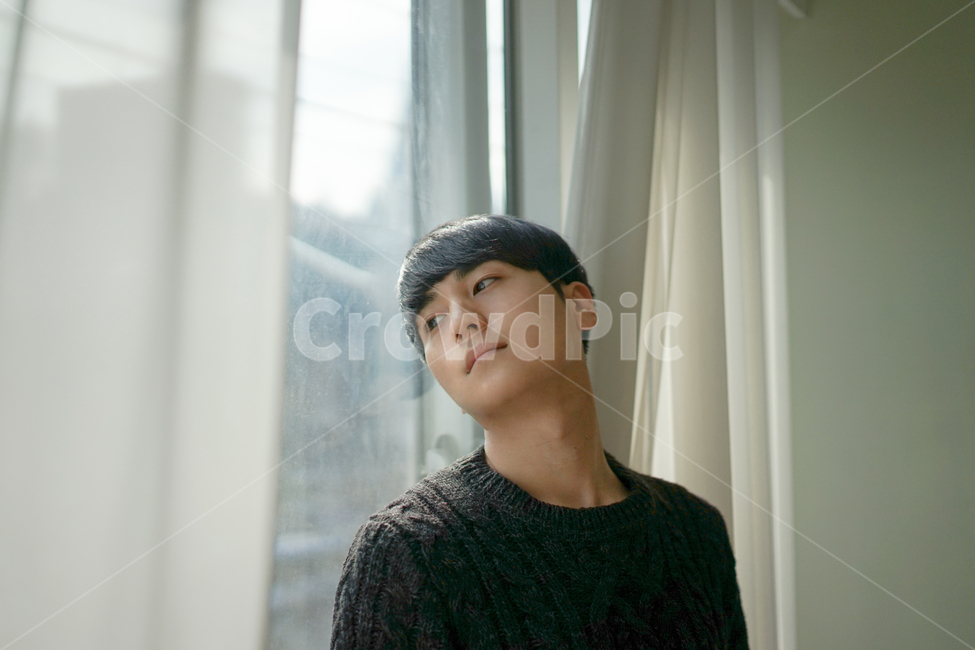 남성,남자,창가,창문,생각,시선,사람,인물,인간,human,person,남성,남자,man,male,패션스타일,의상,fashion,style