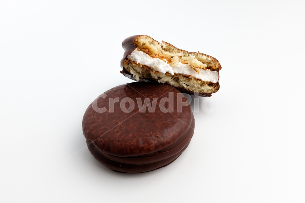 crispy,snack,marshmallow,confectionery,pie,Choco Pie,cake,flour,moist,soft,bread,cookie,brown,food,meal,dessert,bread snacks,biscuit,sweet,sugar,chocolate