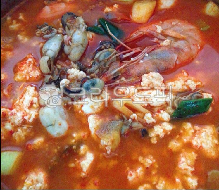 해물순두부찌개,해물순두부찌게,순두부찌게,순두부찌개,찌게,찌개,순두부,두부,해물,해산물,수산물,먹방,새우,굴,shrimp,bowl,사발,dish,요리,food,음식,meal,식사,seafood,얼큰한,매운음식,매운요리,식재료,한식,한국음식,한국요리,koreanfood,국물,밥도둑
