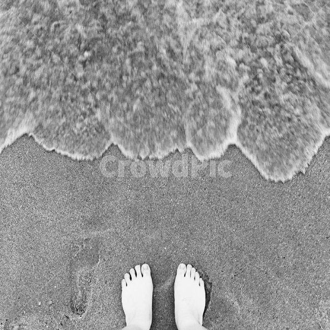 바다,파도,모래,감성,흑백,해변,바다,beach,sea,사람들,대중,군중,other people,crowd,신체일부,몸,body,흑백,모노톤,monochrome,black and white