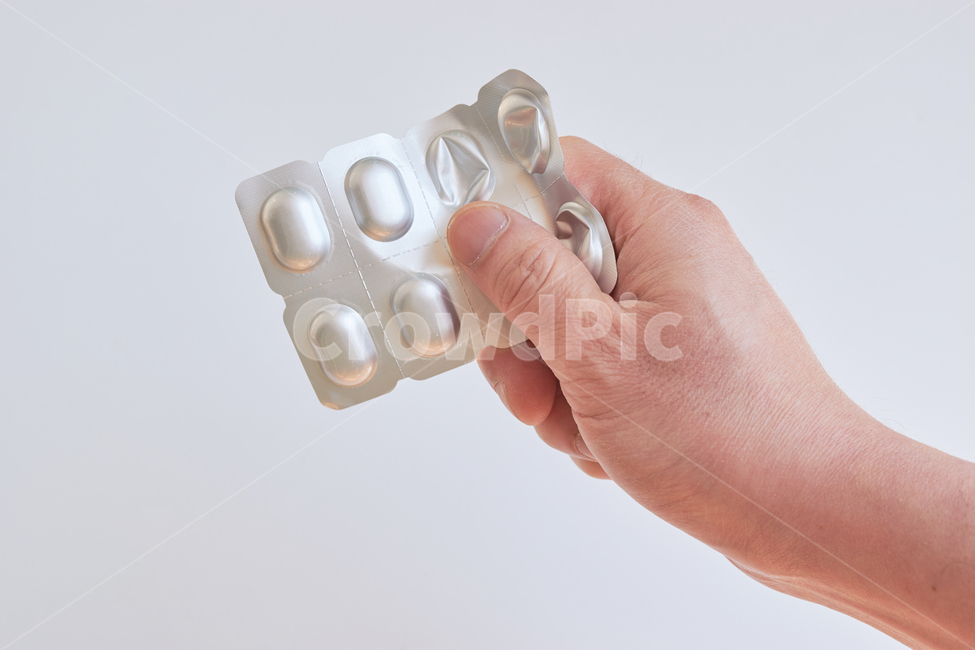건강,흰색배경,약,손,남자,팔,손가락,아픔,진통제,약국,진정제,사람,인물,인간,human,person,신체일부,몸,body,건강,헬스웨어,헬스케어,healthware,health care,의료,의학,병원,medical,hospital,clinic,연출,컨셉,콘셉,direction,concept,누끼,remove background