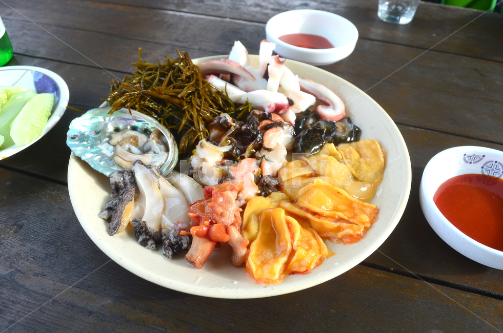 모듬,해산물,해물,회,접시,담긴,소주,안주,술잔,초장,테이블,나무,전복,멍게,해삼,오징어,해초,야외,바닷가,날것,싱싱한,음식,살아있는,잘린,슬라이스,맛있는,비린,신선한,제주도,횟집,포장마차,오이,껍데기,식품,한국음식,음식,식재료,요리,food,cook,meal,dishes,food reserves,수산물,해산물,fishery products,seafood