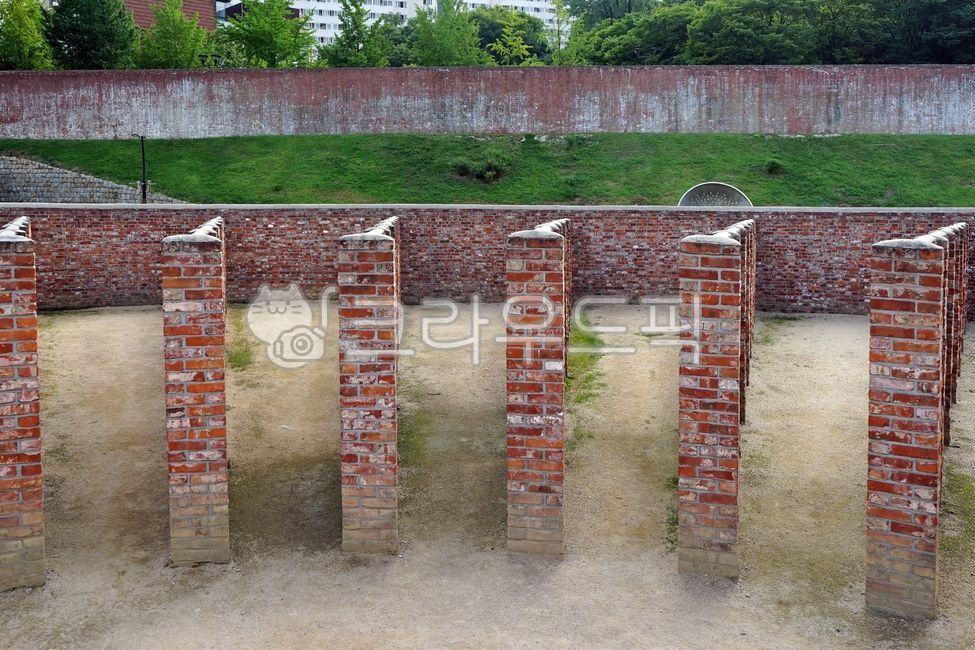 inmate exercise facility,Japanese colonial period,Brick,red brick,grass,soil,partition wall,fence,wall,Seodaemun Prison