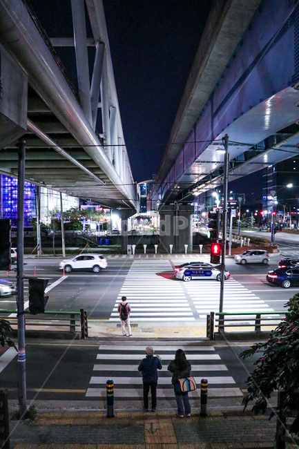 road,도로,asphalt,아스팔트,사람,person,tarmac,인간,human,야경,밤,풍경,nightscape,night,landscape