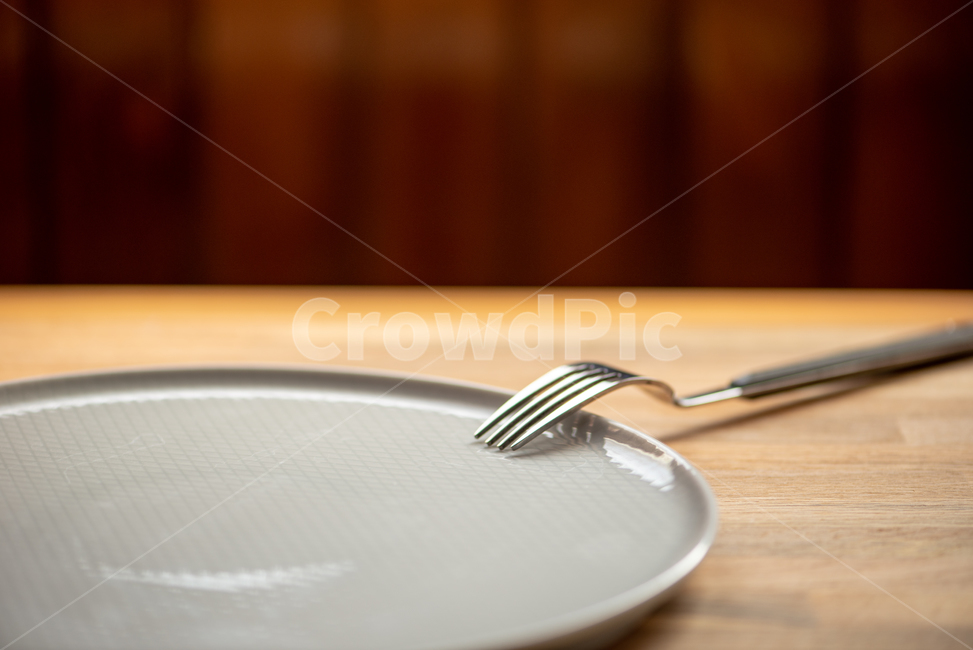 나무,그릇,접시,포크,도마,나무도마,나무테이블,테이블,쇠포크,정갈한,가지런한,빈접시,빈그릇,요리소품,요리도구,사물,물건,오브젝트,thing,object,matter,연출,컨셉,콘셉,direction,concept