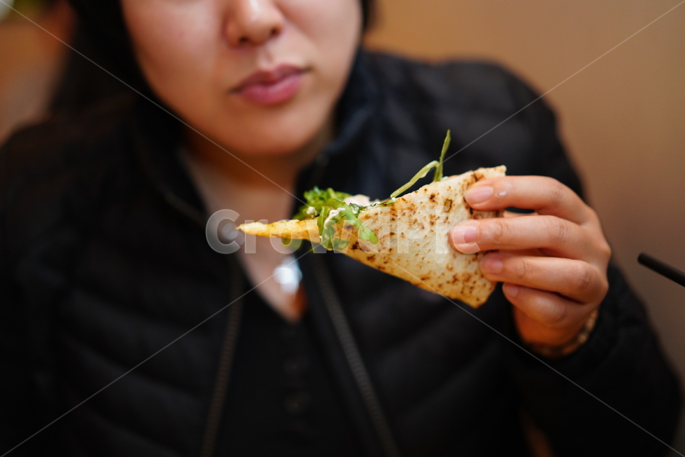 피자,핏자,pizza,이태리,이탈리안,음식,푸드,먹방,빵,식감,먹거리,식사,사람,인물,인간,human,person,신체일부,몸,body,음식,식재료,요리,food,cook,meal,dishes,food reserves,양식,서양음식,서양요리,western food,western dishes,western meal,western cook