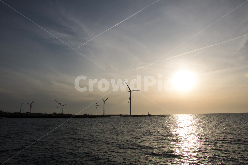 풍차,바람개비,일몰,구름,하늘,바다,풍경,경치,노을,에너지산업,energy industry