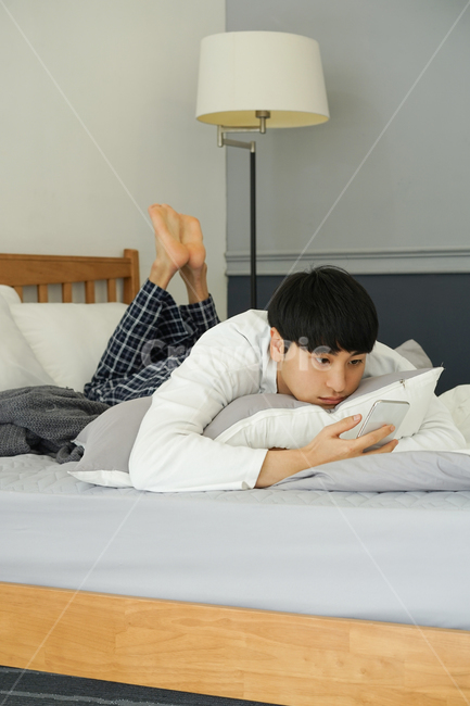 침대,침실,방,실내,집,하우스,남자,남성,이불,bed,휴식,휴일,핸드폰,휴대폰,집돌이,집콕,방구석,일상,사람,인물,인간,human,person,남성,남자,man,male
