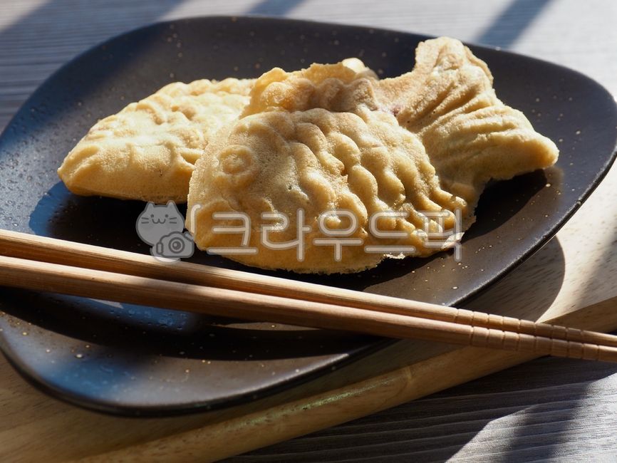 fish shaped bread,fishshape,snack,chopsticks,fish bread,winter,confectionery,baking,Korean food,fishshapedbread,koreanfood,bread,brown,food,meal,dessert,winter food,winterfood,fish shape,fishbread