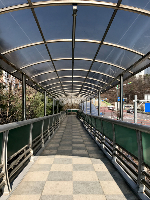 육교,도로,경사로,장애자,노인,시공,편의시설,안전,보호,건축,pedestrianoverpass,road,safety,ramp,construction,건축물,건물외관,exterior,building,structure,architecture,construction