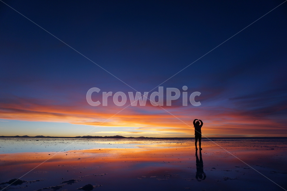 반영,노을,일몰,인물,웅덩이,조화,빛,환상,우유니,소금사막,relection,sunset,water,combination,light,fantastic,uyuni,saltdesert,색감,하트,포즈,웅장한,자연,풍경,nature,landscape,인물실루엣,사람실루엣,character silhouette,human silhouette,outdoors,옥외,dawn,새벽,dusk,황혼,red sky,붉은 하늘,sky,하늘
