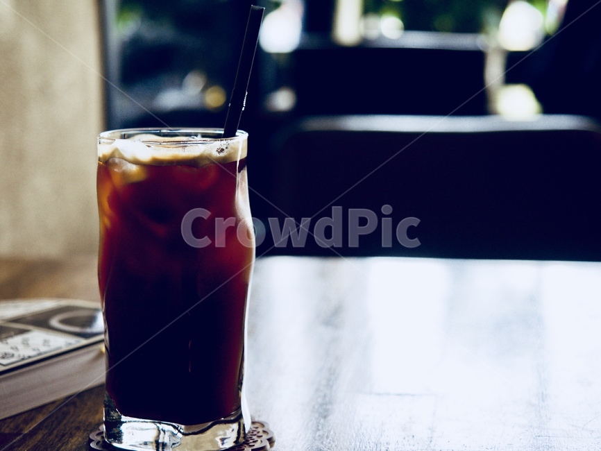 커피,아이스커피,아이스아메리카노,아메리카노,시원한음료,음료,여름음료,빨대,얼음,카페,크레마,컵,유리컵,배경,블랙커피,커피,카페,coffee,cafe