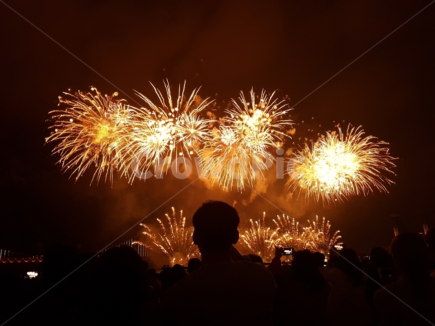 불꽃,불꽃놀이,밤하늘,불꽃축제,광안리불꽃축제,야경,밤,풍경,nightscape,night,landscape,사람들,대중,군중,other people,crowd,인물실루엣,사람실루엣,character silhouette,human silhouette,축제,행사,festival,carnival,event,nature,자연,outdoors,옥외,human,인간,person,사람