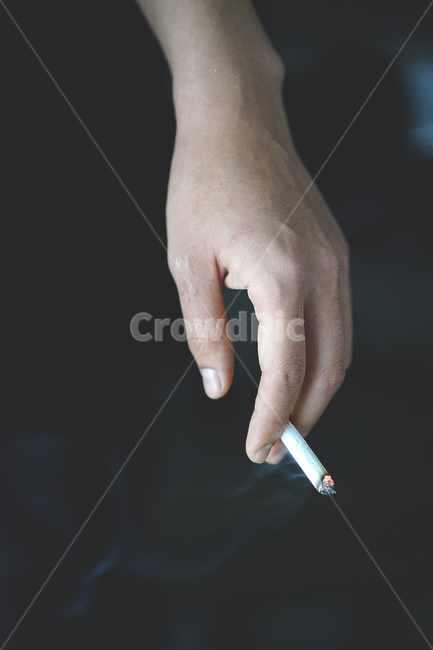 담배,담배꽁초,꽁초,담배연기,손가락,흡연,금연,불씨,니코틴,신체일부,몸,body