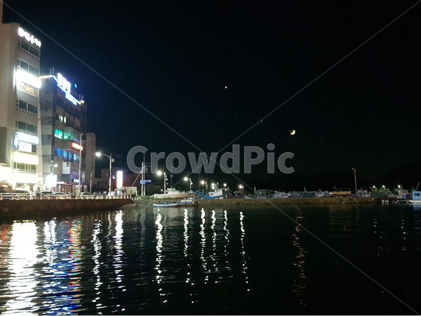 밤바다,야경,배,통영미수동해양공원,달빛,통영,미수동,미수동핫플,미수동해양공원,일루미네이션,불빛,통영야경,야경,밤,풍경,nightscape,night,landscape,water,물,waterfront,워터 프론트
