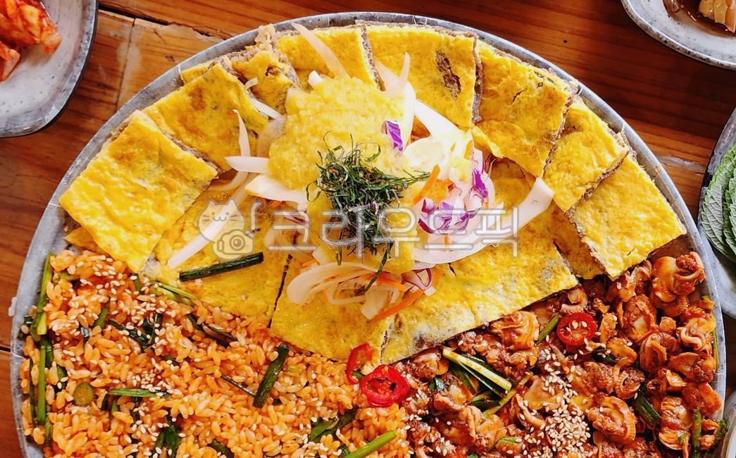 육전,전,소고기전,고기전,소고기,소,고기,육류,꼬막,조개,참깨,깨,샐러드,야채,채소,소스,드레싱,비빔밥,밥,쌀밥,쌀,꼬막무침,조개무침,음식,식사,food,meal,rice,sesame