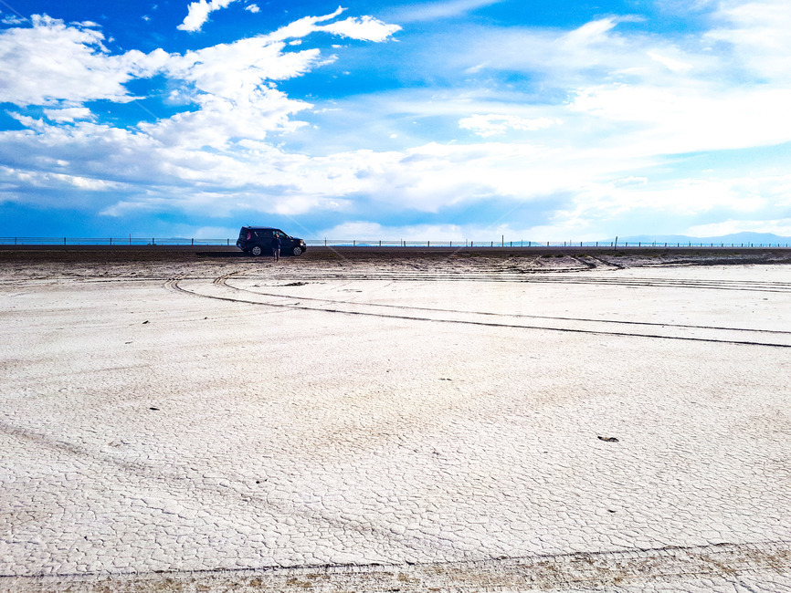 소금사막,소금평원,보너빌소금사막,보너빌소금평원,소금밭,소금,bonneville,saltflats,자연,옥외,평야,salt,평지,광야,평원,지평선,백색,하얀색,하얀소금,보너빌솔트플렛,솔트레이크,saltlake,하얀구름,바닥,소금바닥,푸른하늘,자동차,차량,트랙,소금결정,메마름,건조지역,타이어자국,바퀴자국,흔적,전경,풍경,광경,하늘,sky,cloud,컴퓨터배경사진,배경사진,배경,풍경사진,백그라운드,배경이미지,풍경이미지,엽서사진,자연,풍경,nature,landscape