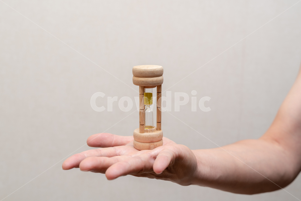 모래시계,시계,타임,시간,계획,스케줄,플랜,체크,확인,생각,개념,사물,오브젝트,컨셉,콘셉,생활,아이디어,비즈니스,라이프,하루,한정,유한,상징,미비,빈티지,나무,배경,바탕,백그라운드,human,인간,person,사람,연출,컨셉,콘셉,direction,concept