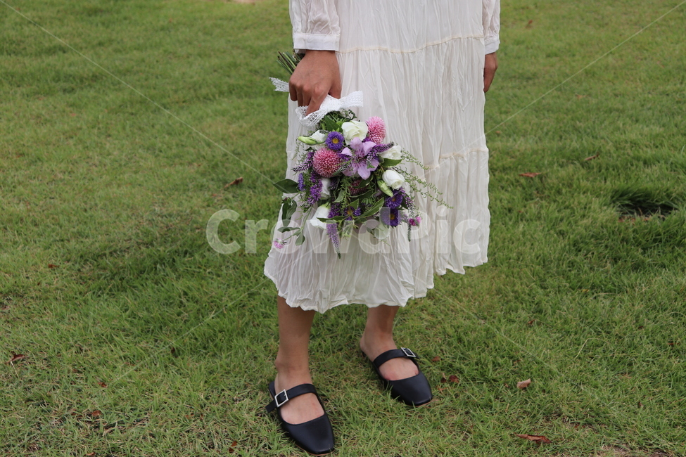 plant,식물,잔디,야외웨딩,부케,웨딩부케,flower,weddingbouquets,bouquets,single,하얀원피스,플랫슈즈,whitedress,치마,skirt,grass,blossom,꽃,플로리스트,웨딩장식,꽃다발,flowerbouquet,꽃부케,결혼,혼례,웨딩,wedding,marriage,marry,기념일,축하,anniversary,congratulation,celebrate,celebration