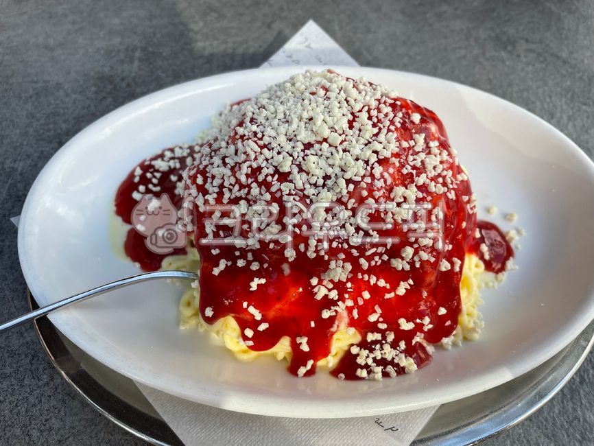 Strawberry dessert,strawberry sauce,shaved ice,shave dice,cafe dessert,summer dessert,ice cream,sweet,sweet food,food styling,dessert plate,dessert plate,Korean dessert,home cafe,food photography,dessert shop,food close-up,fruit dessert,